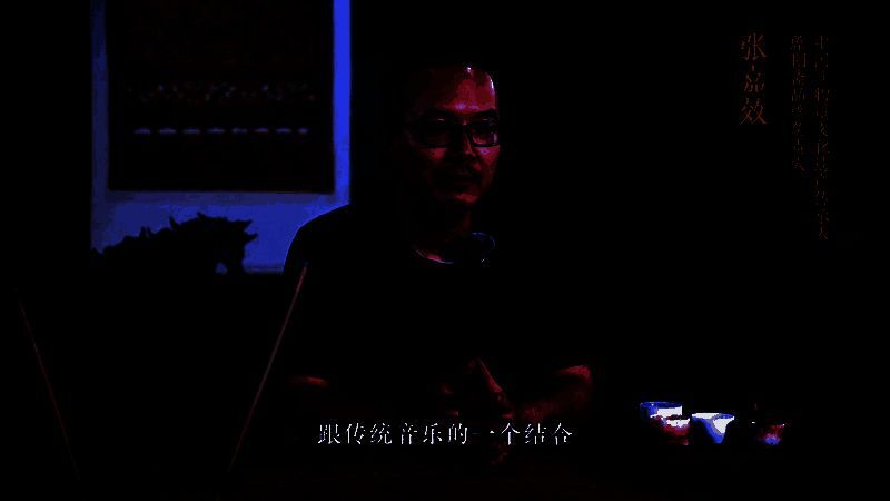 张嘉效正在调试皮影戏道具，准备排演《真假预言家》新剧目