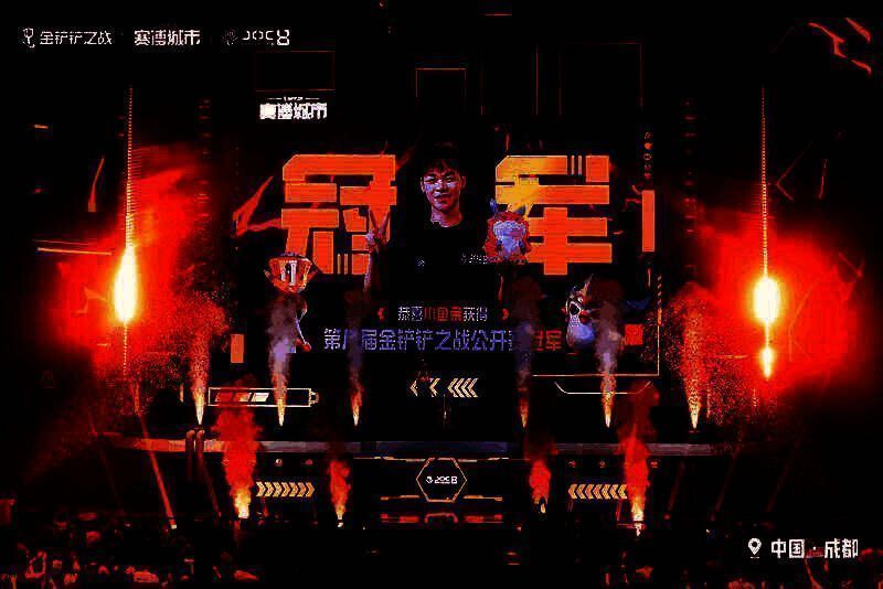 《金铲铲之战》JOC8全国总决赛冠军小鱼亲接受采访时笑容灿烂，背景是热烈的观众席