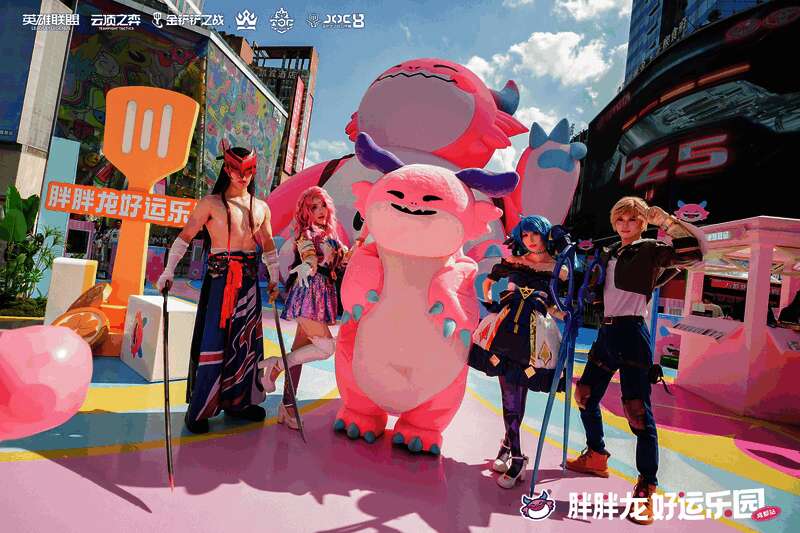 多位Coser身着游戏角色服饰在春熙路与玩家互动合影，现场氛围热烈