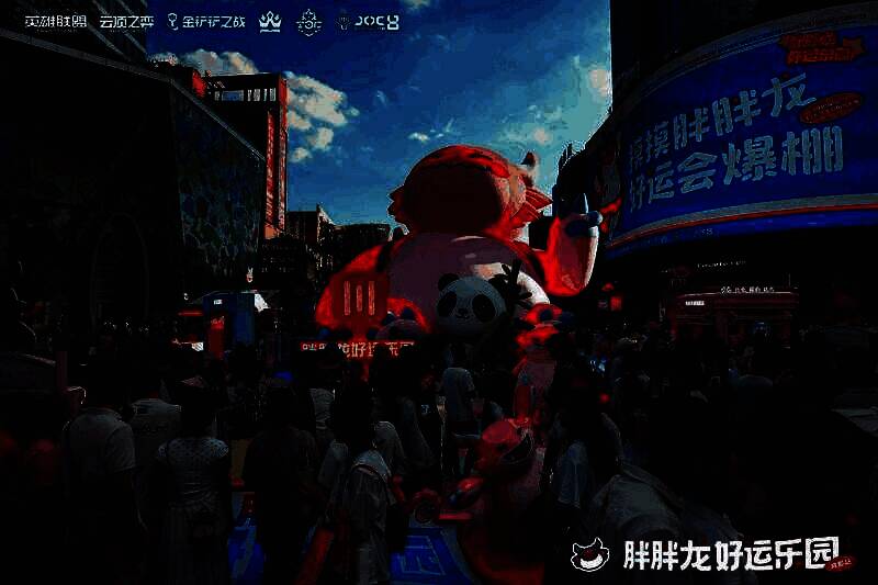 春熙路街头布置成粉色主题乐园，巨型胖胖龙装置前排起长队等待拍照