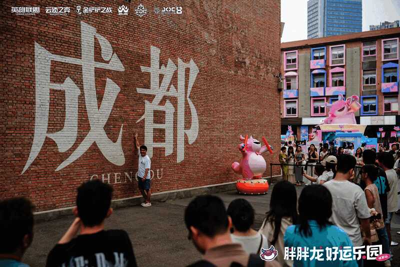 东郊记忆园区内胖胖龙装置与老厂房建筑形成鲜明对比，展现传统与潮流碰撞之美