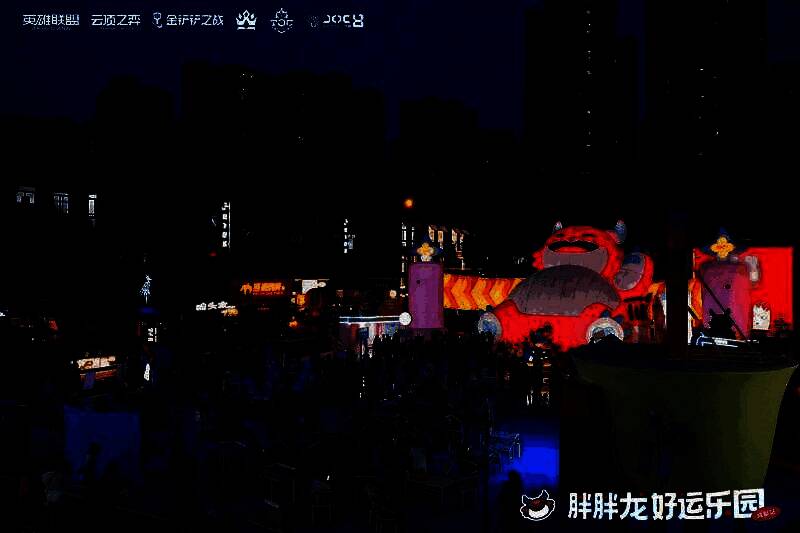 东郊记忆会场人头攒动，玩家在各个互动区域排队体验，气氛热烈非凡