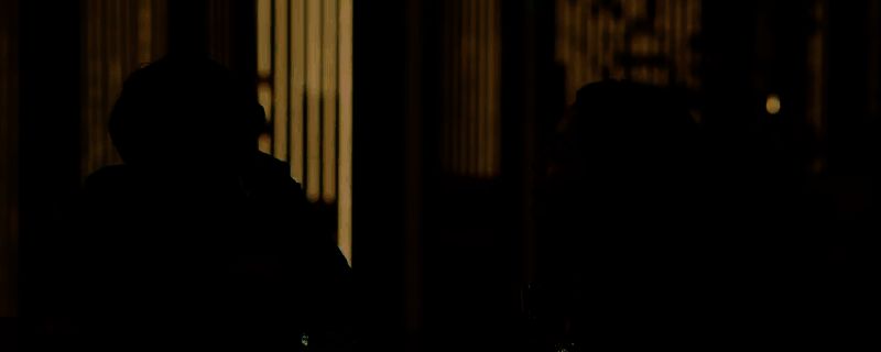 《情感反诈模拟器》中陈欣欣角色立绘展示，表情细腻丰富，背景为都市夜景暗示复杂情感走向