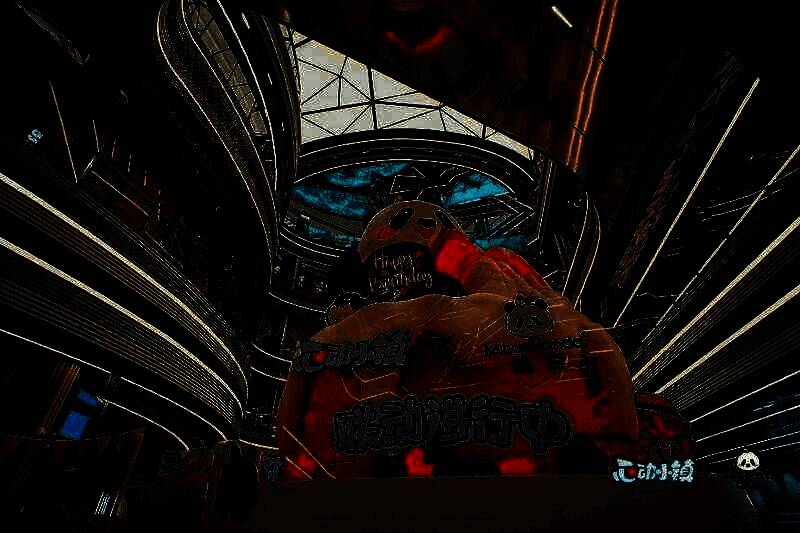 活动现场人头攒动，玩家们手持游戏角色截图排队领取纪念邮折