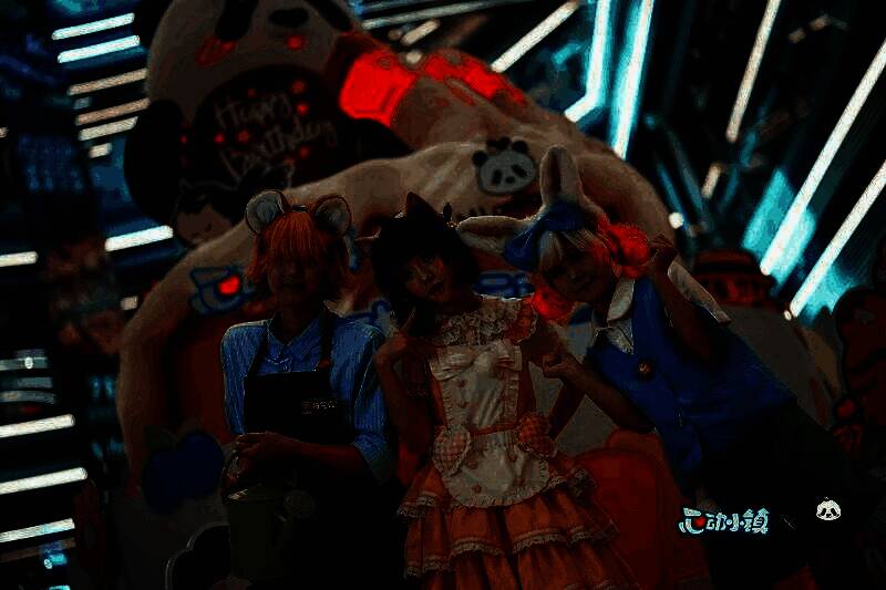 coser扮演的角色与粉丝合影，背景是萌兰主题快闪装饰墙