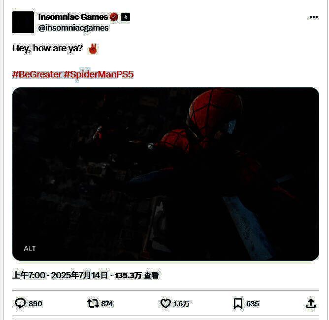 蜘蛛侠站在城市高楼顶端俯瞰城市的自拍风格截图，背景是黄昏下的纽约