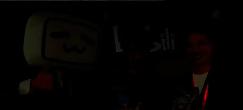 小岛秀夫站在BW舞台中央，台下观众挥舞手机灯光，现场气氛热烈