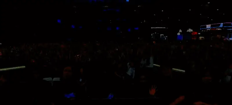 粉丝手持应援牌合影留念，上面写着‘欢迎来到中国’和‘Kojima Forever’