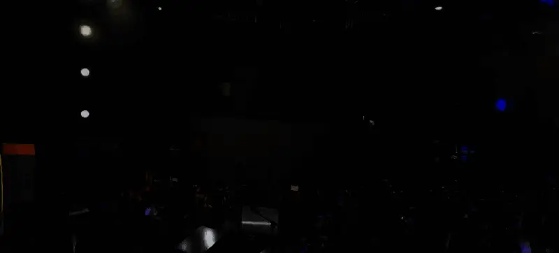 小岛秀夫与年轻玩家握手互动，笑容满面