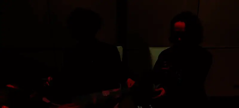 幕后花絮照，小岛在休息区认真观看UP主剪辑的粉丝视频