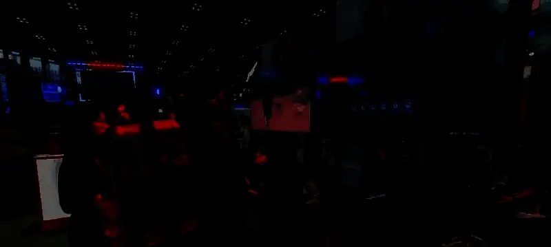 BW后台合影，小岛与团队及中方合作方共同比心庆祝成功