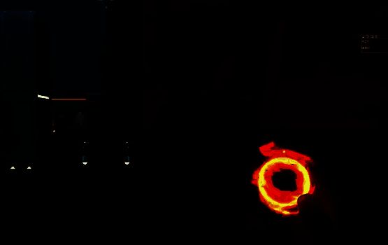 菲尼克斯释放E技能，前方升起一道炽热火墙，队友可借其掩护推进，自身站在其中回血