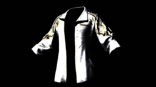 PUBG展台现场图，背景为大型游戏海报，观众聚集围观联名道具展示