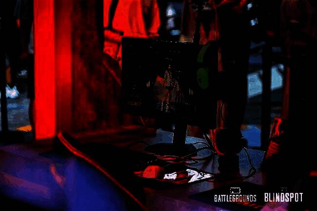 联名外套正面特写，左胸印有网鱼和PUBG联合LOGO，剪裁利落