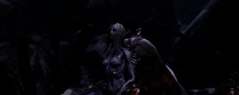 主角站在牢房外昏暗走廊中，前方地面上躺着一名死去的警卫，左侧房间门半开，暗示其中有重要物品