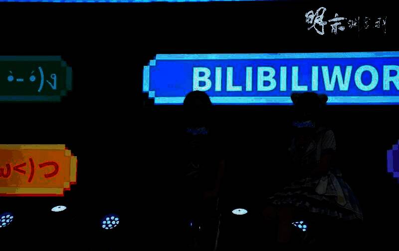 Coser特写镜头，面部妆容精致，服饰纹路清晰可见，展现高还原度