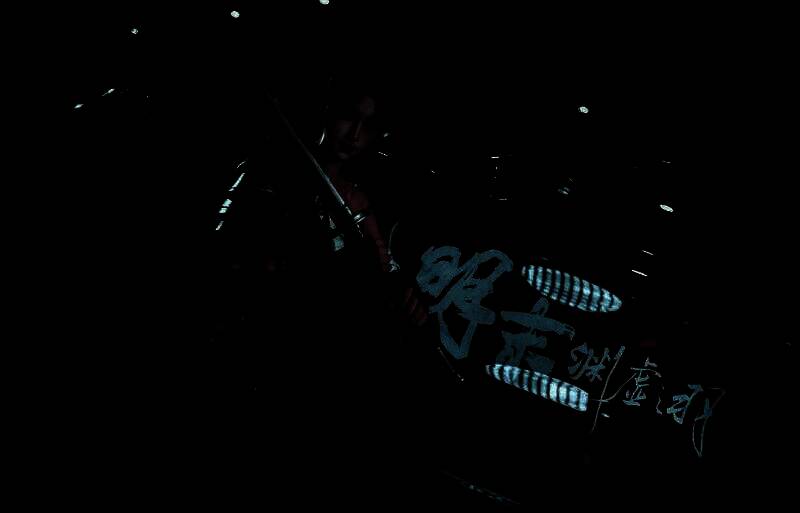 制作人夏思源在舞台区与观众互动，现场气氛热烈