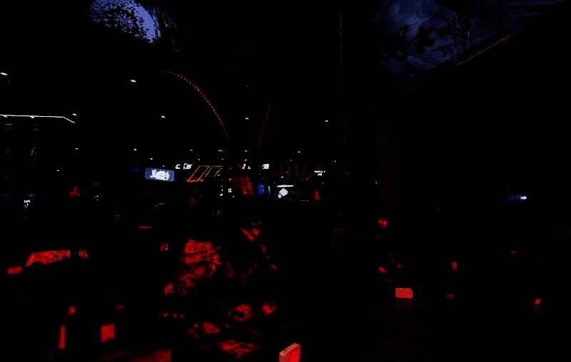 展台全景图，游戏LOGO醒目，玩家排队等待试玩