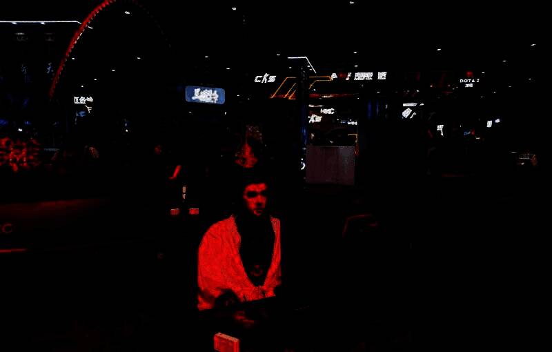 游戏画面截图展示，主角在古风建筑间与怪物激烈交战，技能特效华丽