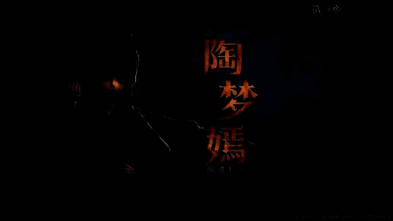 古董商-陶梦嫣奇珍时装展示，身穿素色汉服，手持皮影，神情忧郁