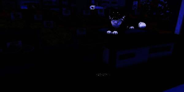 猫咪市长躺在椅子上假装睡觉，表情滑稽