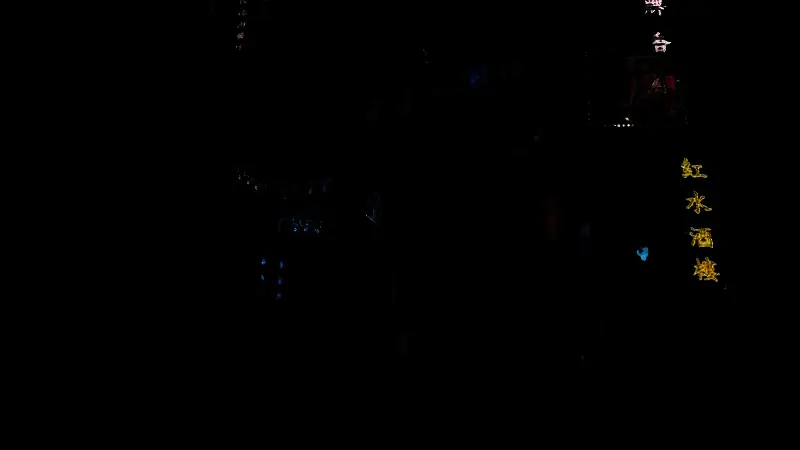 主角My Lady在‘夜烟’照相馆内的情景，灯光昏黄，墙上挂满神秘照片