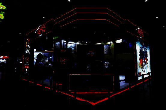 BW2025展会现场，世嘉展区内人头攒动，玩家们正专注试玩《超级忍 反攻的斩击》