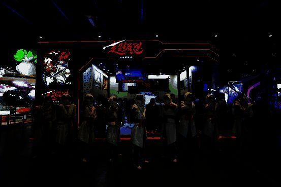 《超级忍》展台全景，大屏幕播放战斗画面，Cosplayer扮演忍者与观众互动