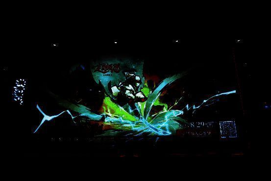 展台背景墙展示《超级忍》主角形象，手绘风格浓郁，色彩对比强烈