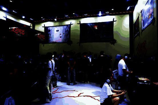 玩家正在试玩《超级忍》，神情专注，周围观众围观喝彩