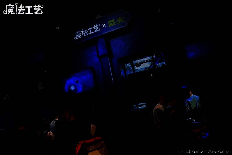 大王鱿鱼巨型雕塑矗立展区中央，周围玩家纷纷拍照打卡