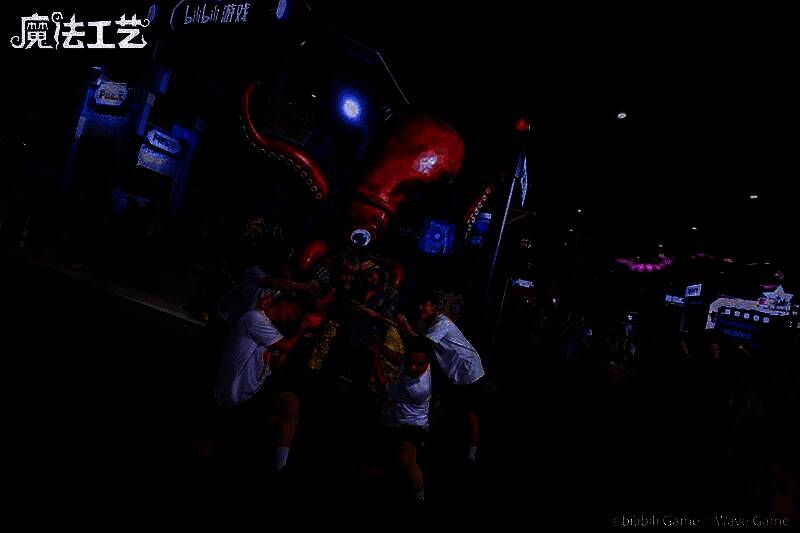 观众围满舞台，举起手机拍摄舞团演出，灯光与欢呼交织成一片狂欢海洋