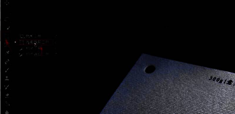 用户正在拖动透视剪裁框的四个角点，对齐一张倾斜拍摄的建筑物外墙