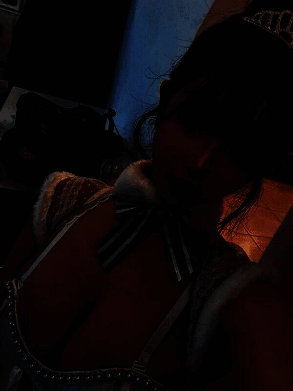 尹雪花发布的新照片，身穿简约时尚服装，姿态优雅，光影氛围感十足