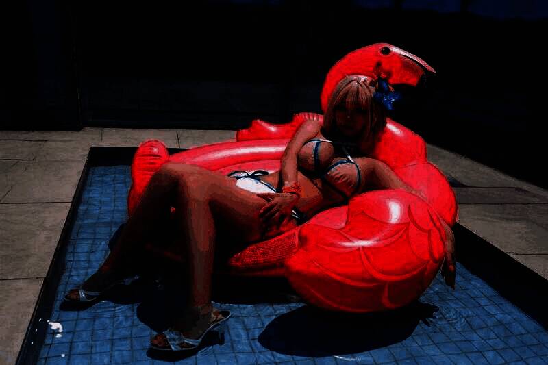 尹雪花身穿《剑星》游戏角色同款战斗服，手持能量武器摆出战斗姿态