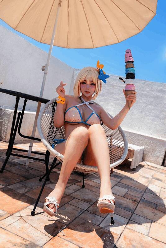 尹雪花侧身展示战斗服细节，服装贴合身形，科技感十足