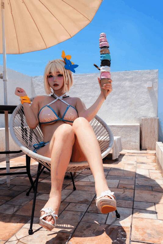 尹雪花背对镜头展示角色背部设计，长发与战甲搭配极具视觉冲击