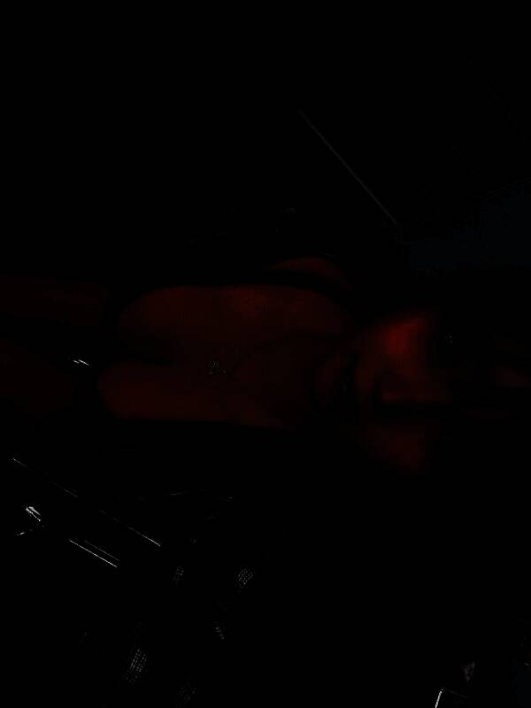 尹雪花过往写真照，身穿黑色皮衣，眼神冷峻