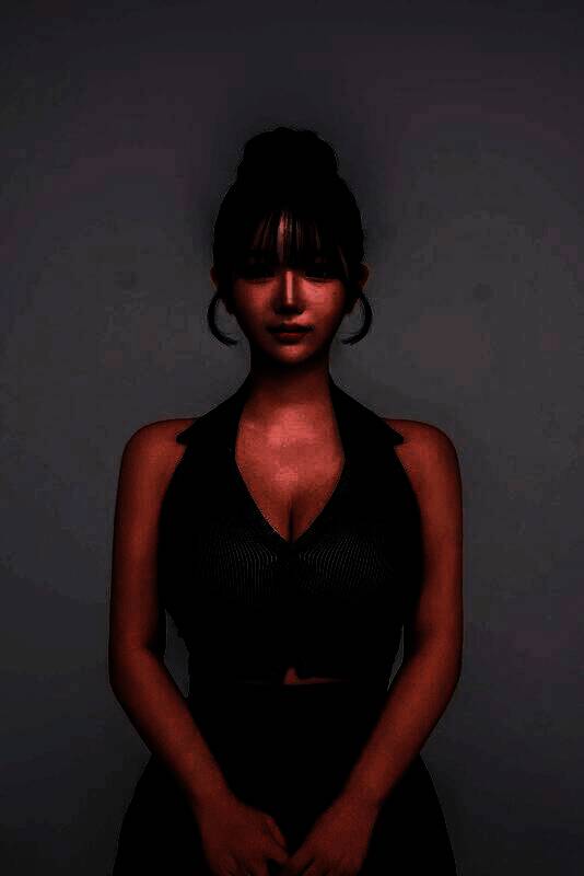 尹雪花身穿银色亮面长裙，站在灯光下闪耀夺目