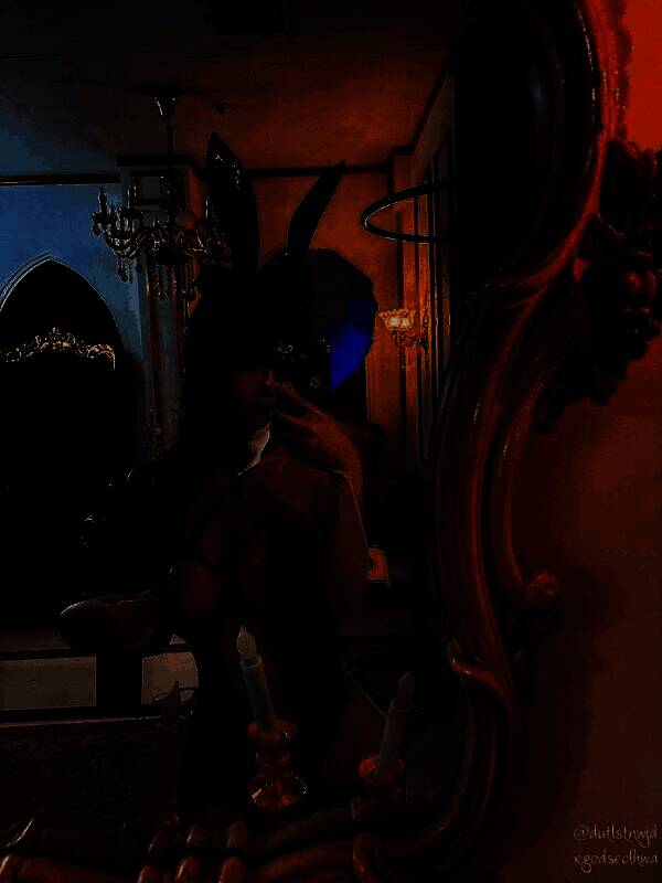 尹雪花与游戏海报合影，身旁是《剑星》角色立绘