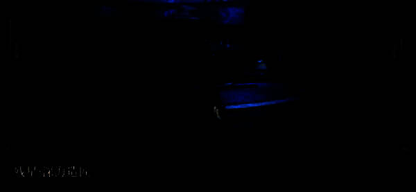 残星会成员战斗场景，敌人身披灰黑色斗篷，释放环形能量波