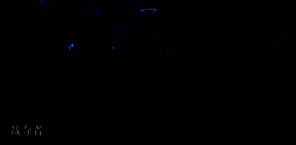 多名残星会成员围攻玩家角色，战场遍布爆炸特效与元素残留