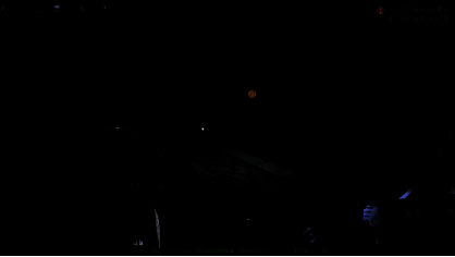 ‘夜闯经阁’玩法场景，昏暗的藏经阁内多名玩家穿梭抢夺经书，空中飞箭特效密集，UI显示倒计时与积分排名