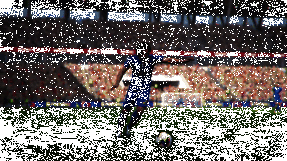 皮尔洛在比赛中施展精准长传，皮球划出完美弧线精准找到前插队友