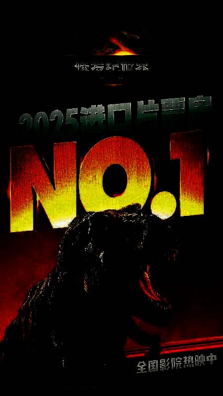 电影剧照：主角团队在茂密丛林中奔跑，身后有迅猛龙追逐，光影交错，气氛紧张