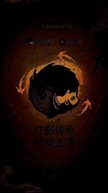 狼人杀团队与非遗传承人张华州在蓆棚斋皮影艺术博物馆内交流场景，背景陈列着精美皮影作品，氛围庄重而富有文化气息