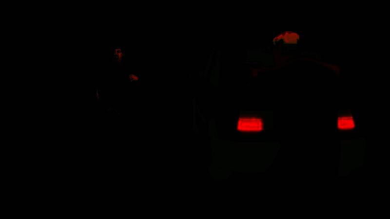 战斗场景截图，约翰·威克在狭窄巷道中同时面对多名敌人，枪火与近战动作交织，特效炫目