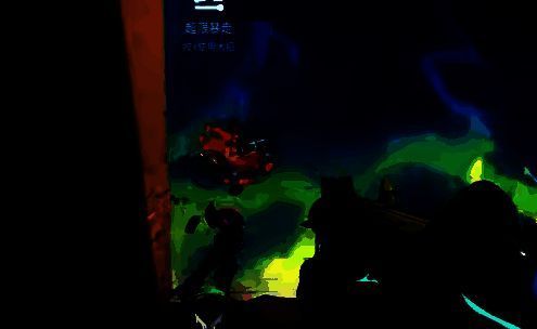 霓虹开启充能疾驰，在地图中高速滑行，身后留下蓝色电光轨迹，展现出极强的机动性