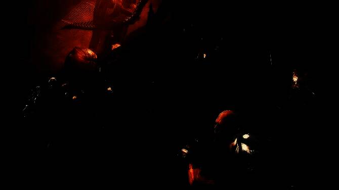 三名玩家角色在昏暗基地内协同作战，一名铁血战士正用肩炮锁定空中异形