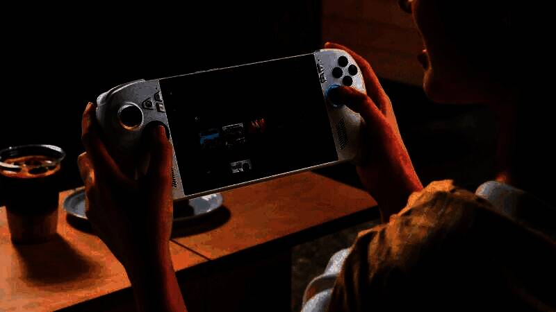 ROG Xbox Ally掌机与Xbox手柄并列摆放的场景图，突出其与Xbox生态的深度联动设计